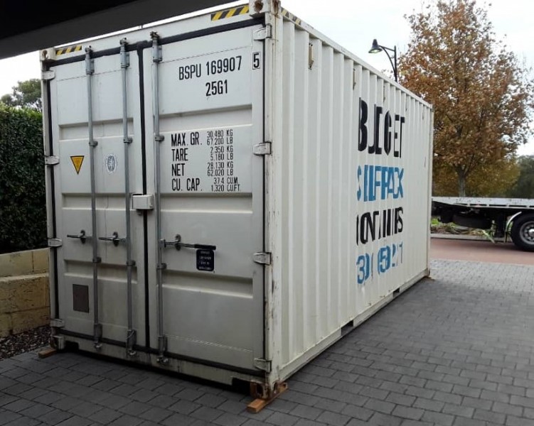 How to open and close the doors on a shipping container